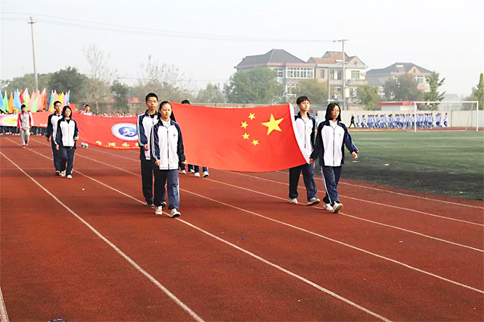 平湖杭州灣實(shí)驗學(xué)校校運(yùn)會方陣隊入場